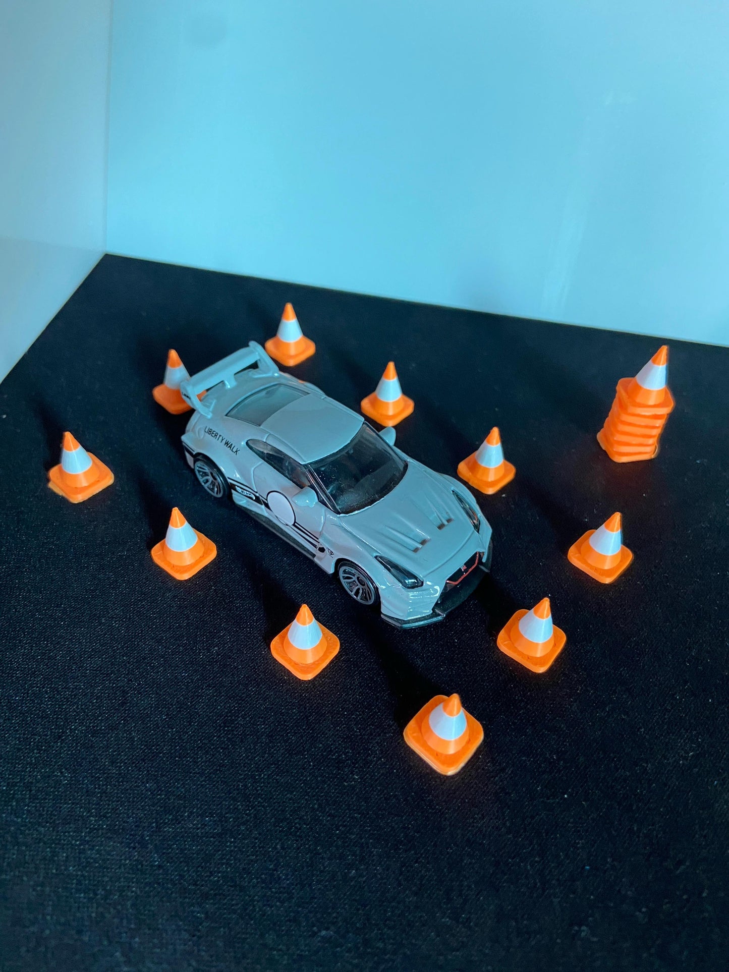 ORANGE COLOR - TRAFFIC CONES FOR DIAROMAS AND DECORATION - SET OF 10 PIECES - Its Fun- Hot wheels - matchbox - diecast