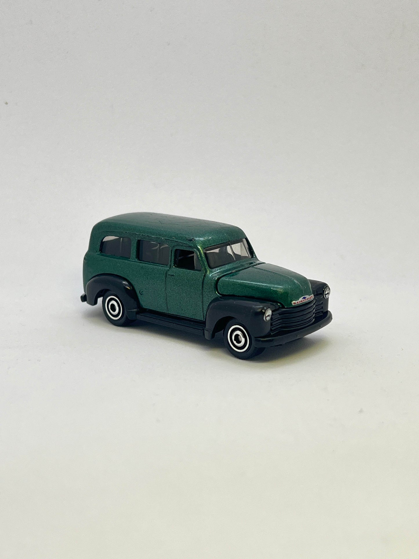 UNCARDED MATCHBOX - 1950 CHEVY SUBURBAN - OPENABLE HOOD - Its Fun