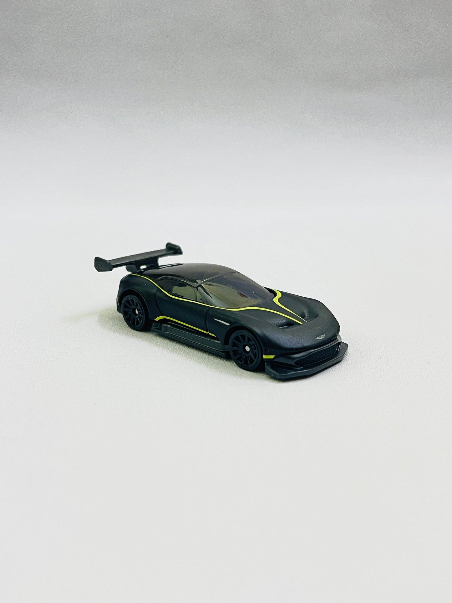 UNCARDED HOT WHEELS - ASTON MARTIN VULCAN - Its Fun