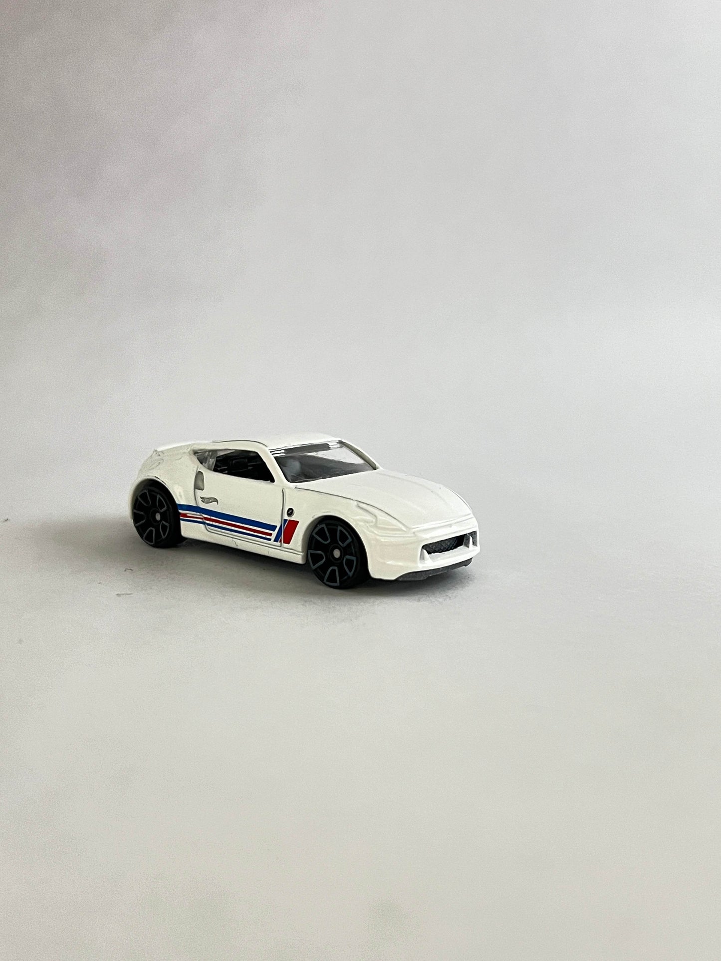 UNCARDED - NISSAN 370Z - WHITE - Its Fun