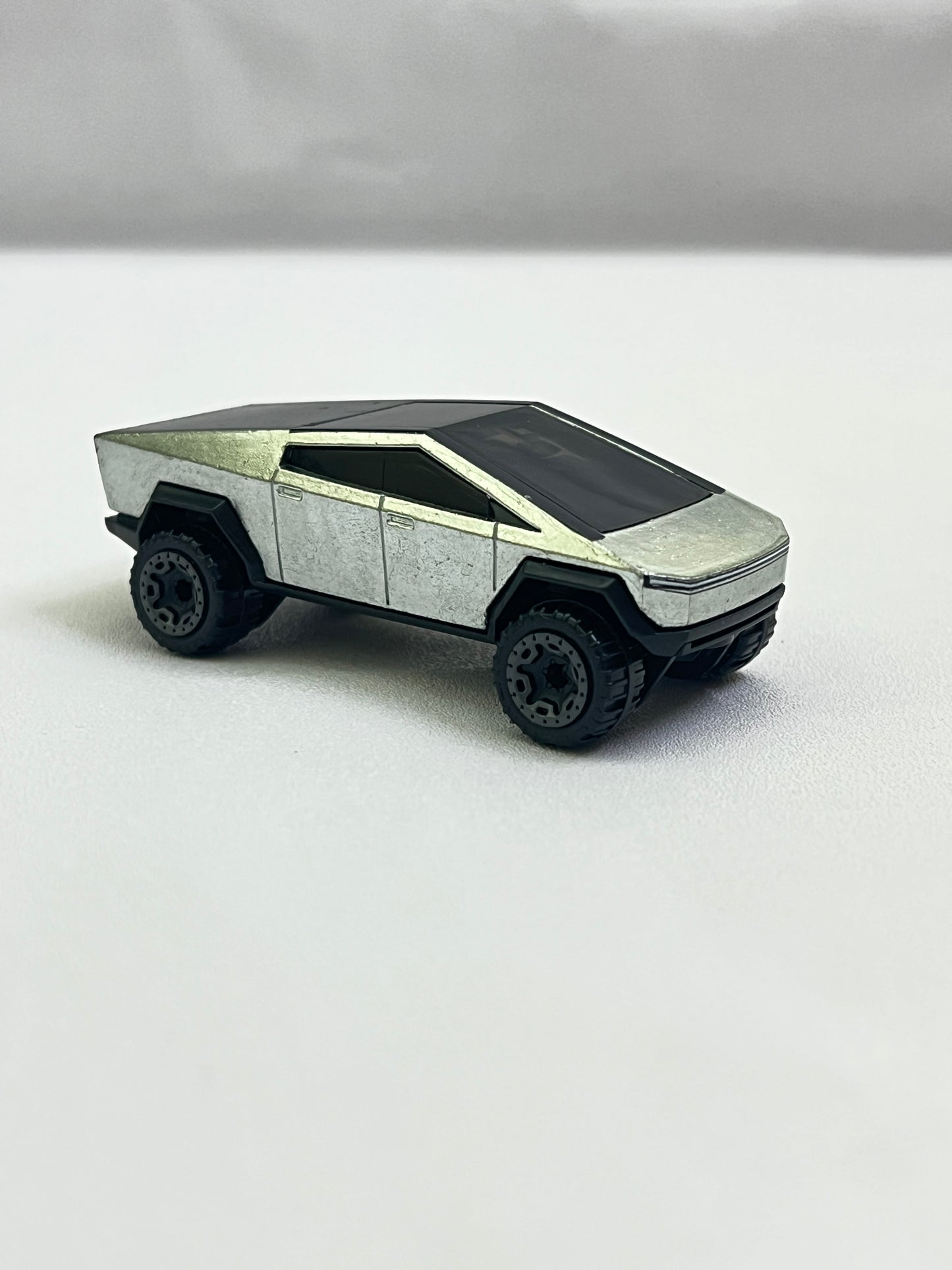 UNCARDED - TESLA CYBERTRUCK