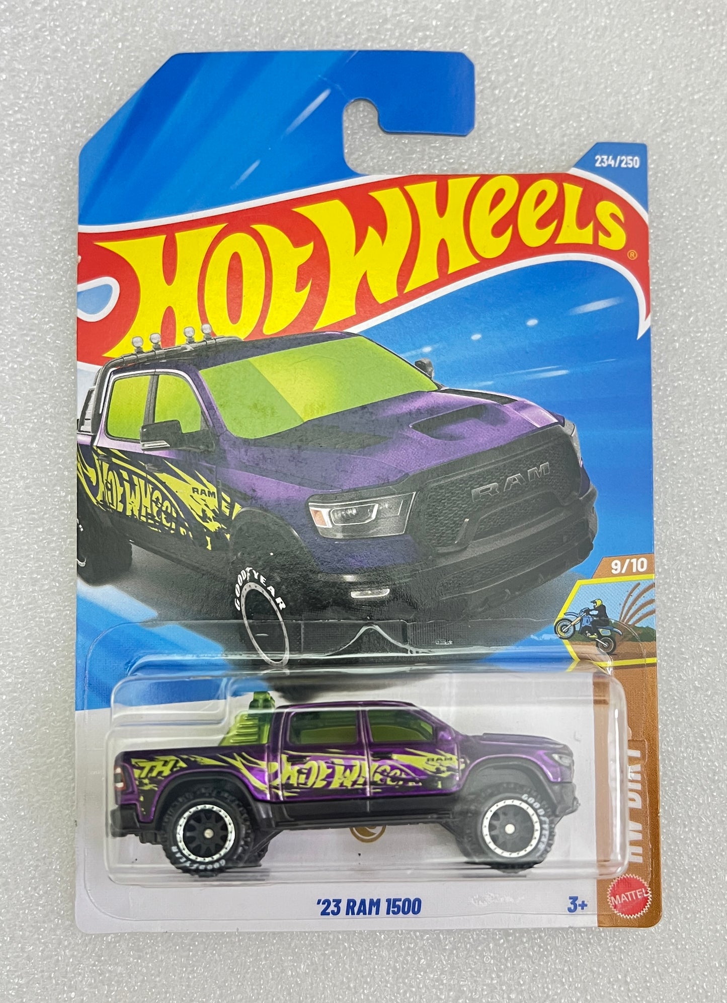MILD HOOK CREASE - SUPER TREASURE HUNT - 23 RAM 1500 - WITH PROTECTOR - 2D