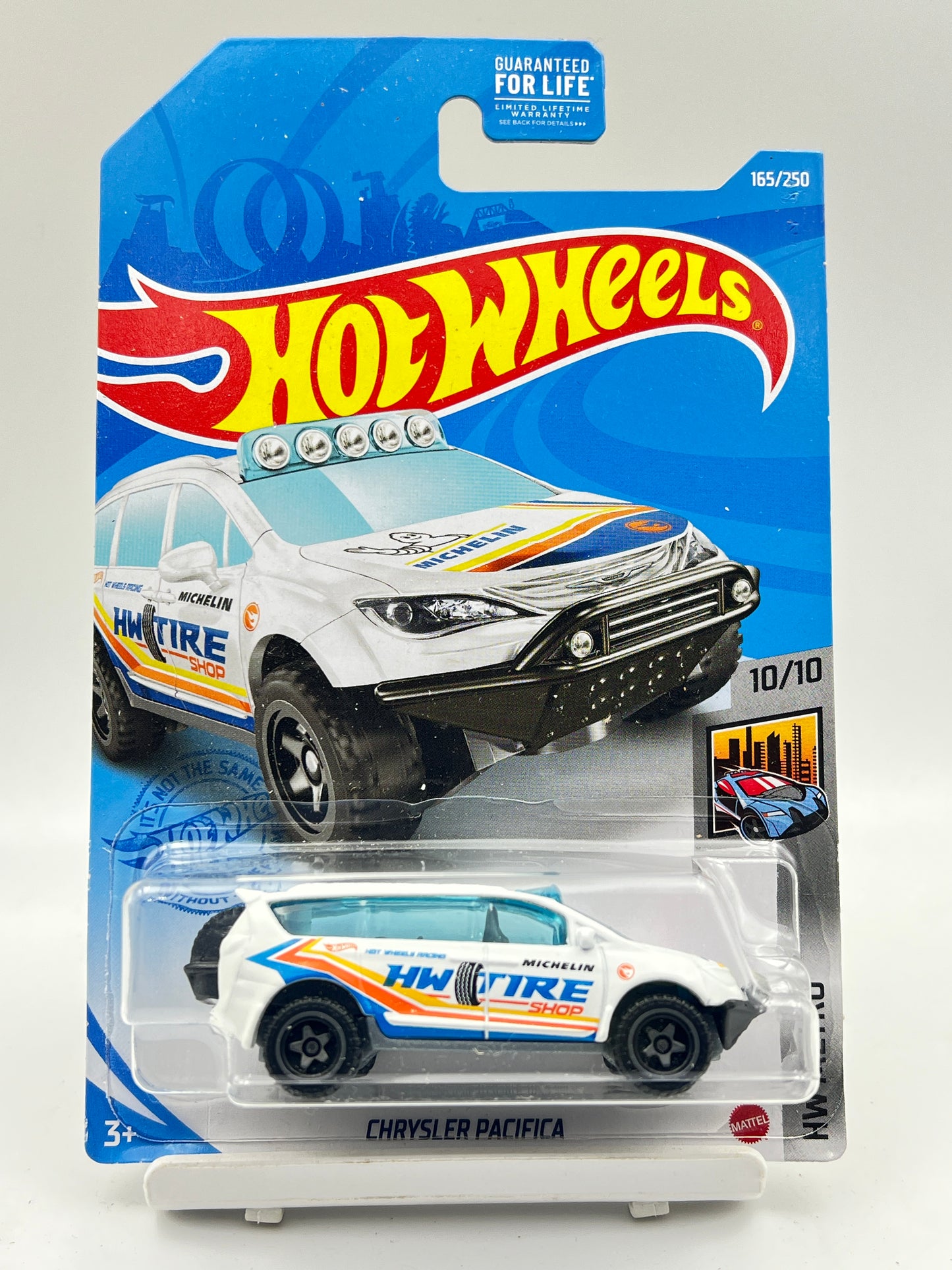 TREASURE HUNT - IMPORTED - HOT WHEELS - CHRYSLER PACIFICA - 2D