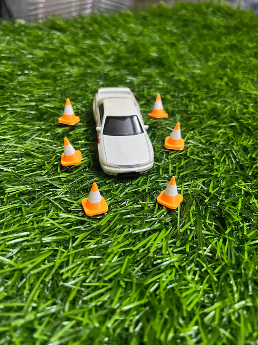 ORANGE COLOR - TRAFFIC CONES FOR DIAROMAS AND DECORATION - SET OF 10 PIECES - Its Fun- Hot wheels - matchbox - diecast