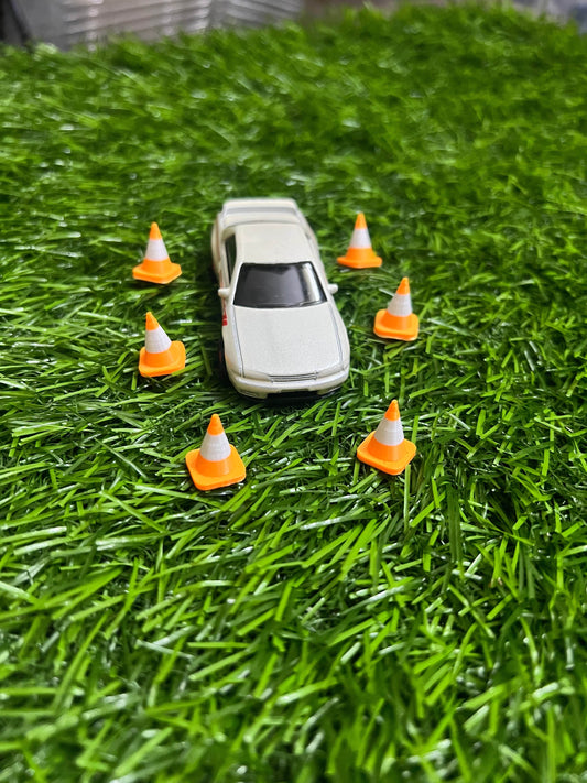 ORANGE COLOR - TRAFFIC CONES FOR DIAROMAS AND DECORATION - SET OF 10 PIECES - Its Fun