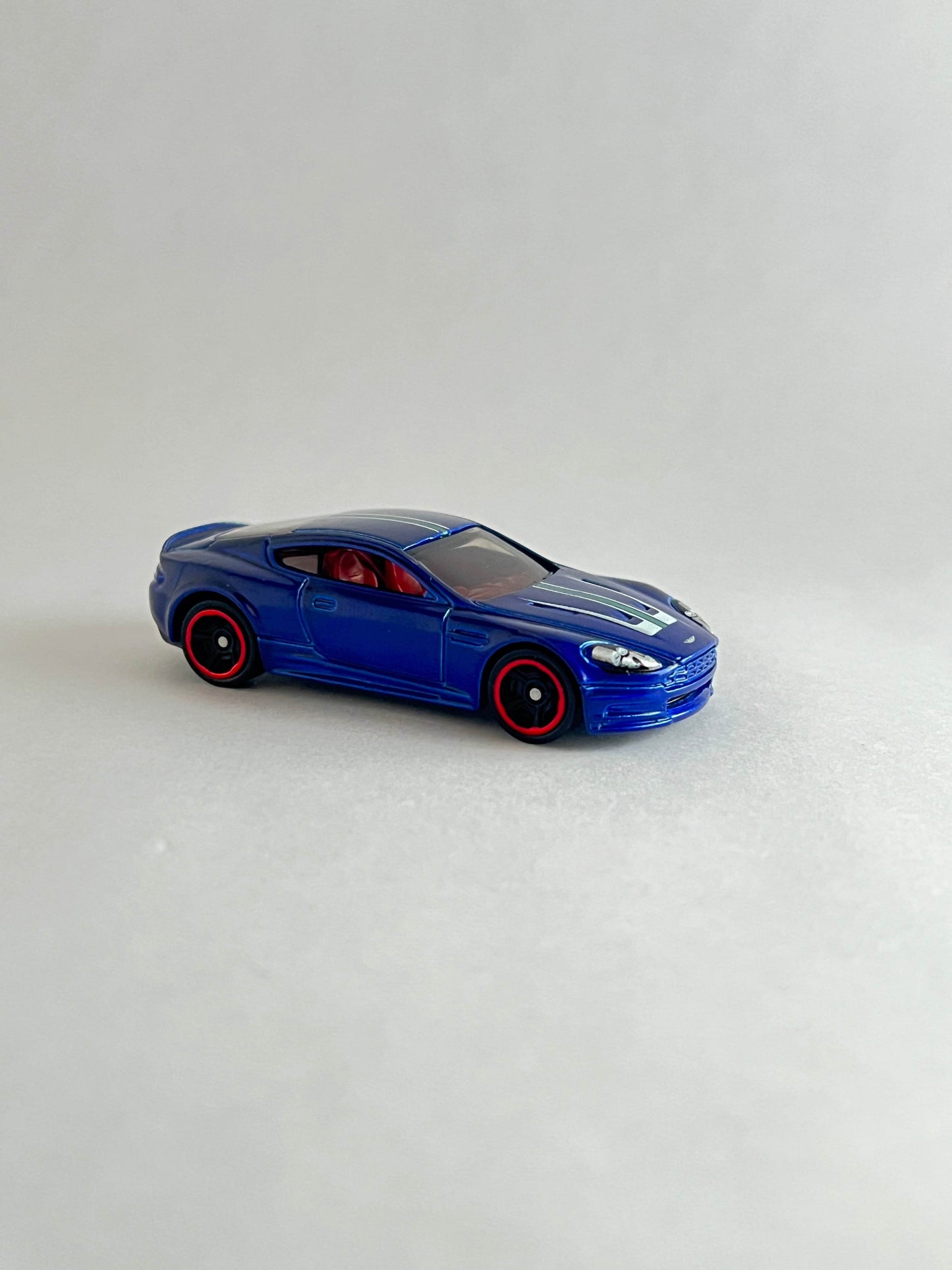UNCARDED - HOTWHEELS - ASTON MARTIN DBS - Its Fun