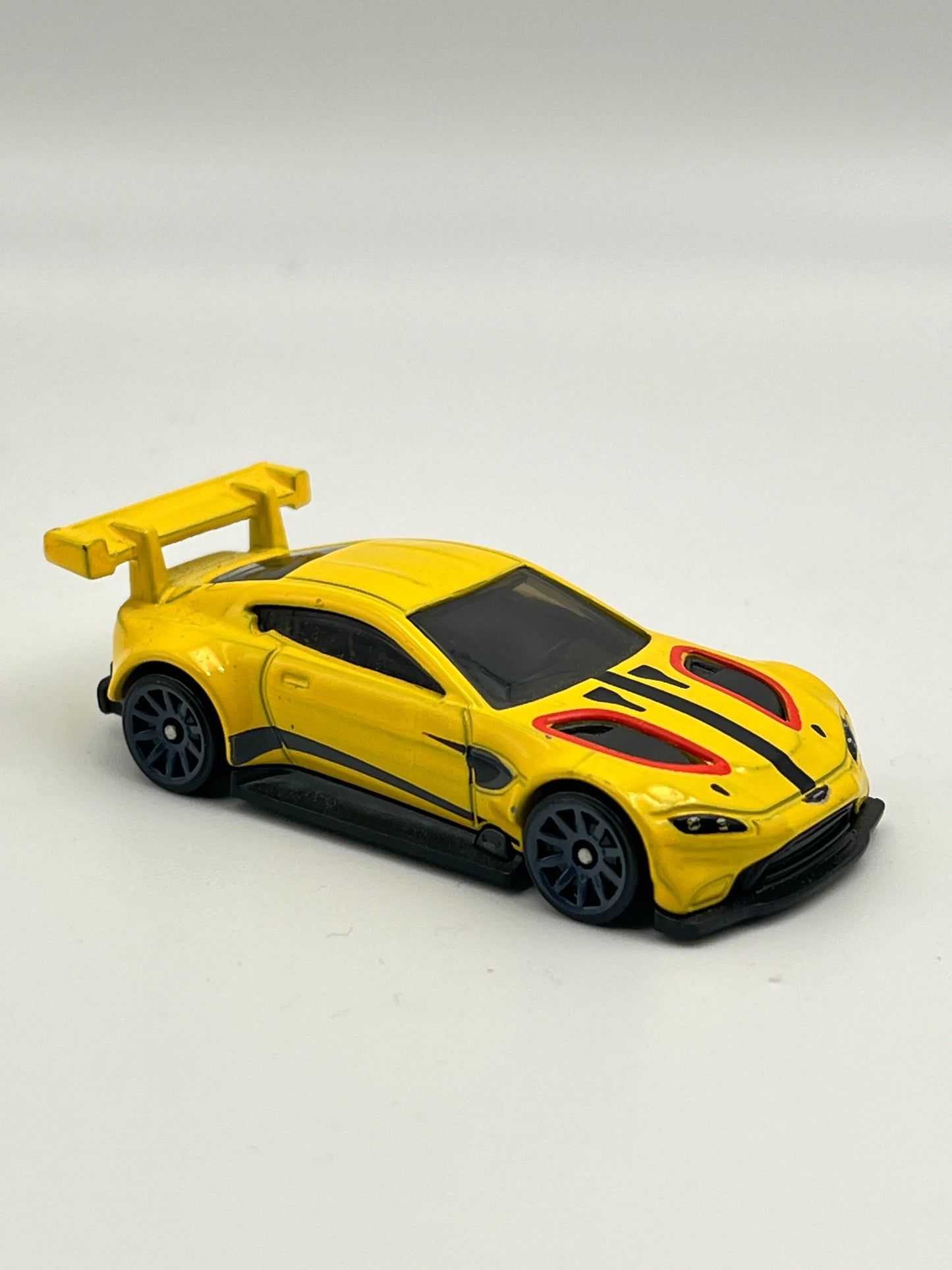 UNCARDED - ASTON MARTIN VANTAGE GTE - Its Fun