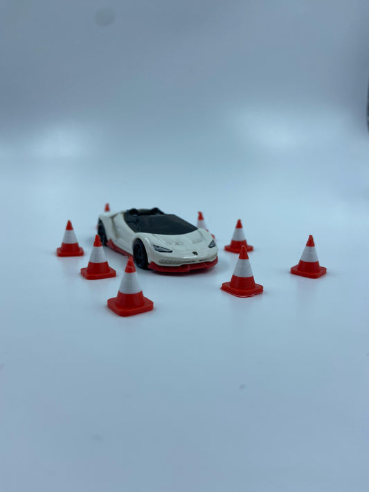 RED COLOR - TRAFFIC CONES FOR DIAROMAS AND DECORATION - SET OF 10 PIECES - Its Fun- Hot wheels - matchbox - diecast