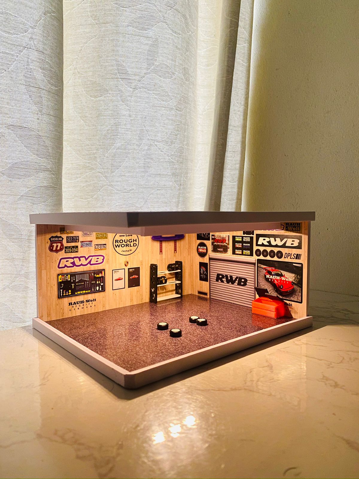 RWB DIAROMA WITH LIGHTS, ACCESSORIES AND GLASS - SELF ASSEMBLY