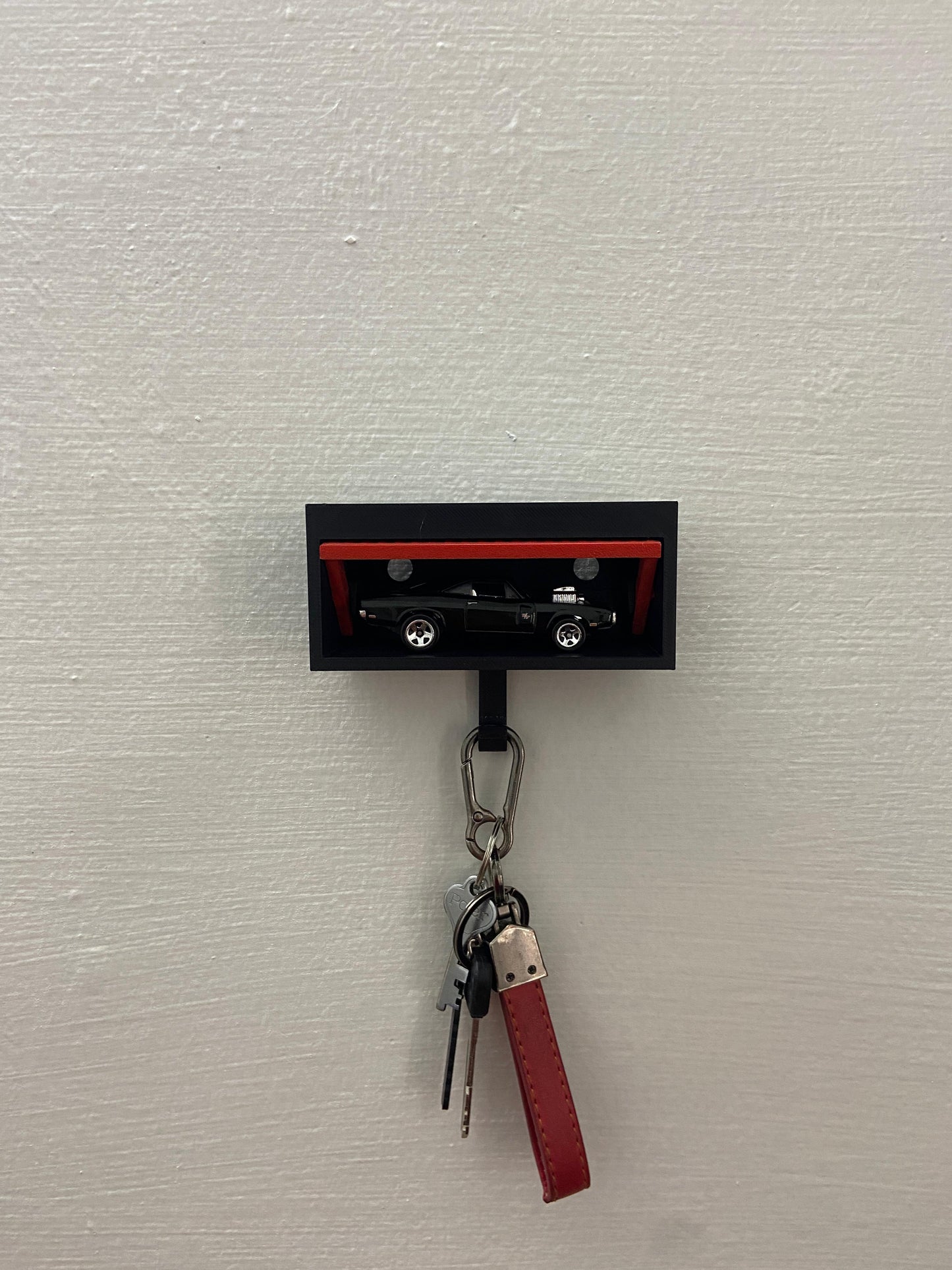 3D PRINTED GARAGE KEY HOLDER WITH OPENABLE DOOR - BLACK/RED - Its Fun- Hot wheels - matchbox - diecast