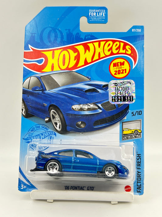 FACTORY SEALED - IMPORTED - HOT WHEELS -  06 PONTIAC GO - C1