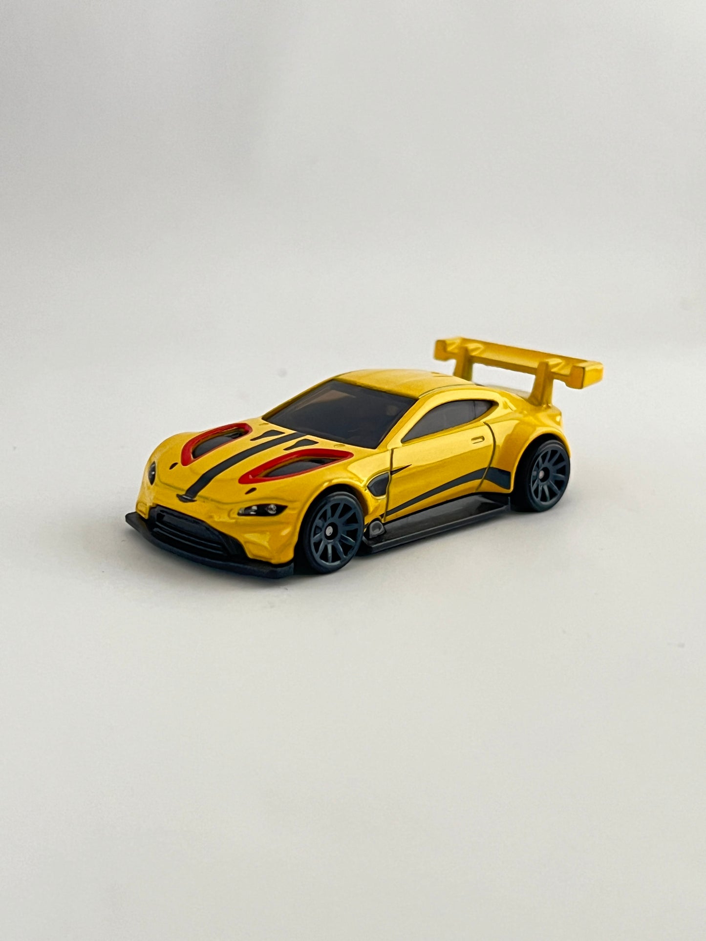 ASTON MARTIN VANTAGE GTE- UNCARDED - MINT - Its Fun- Hot wheels - matchbox - diecast