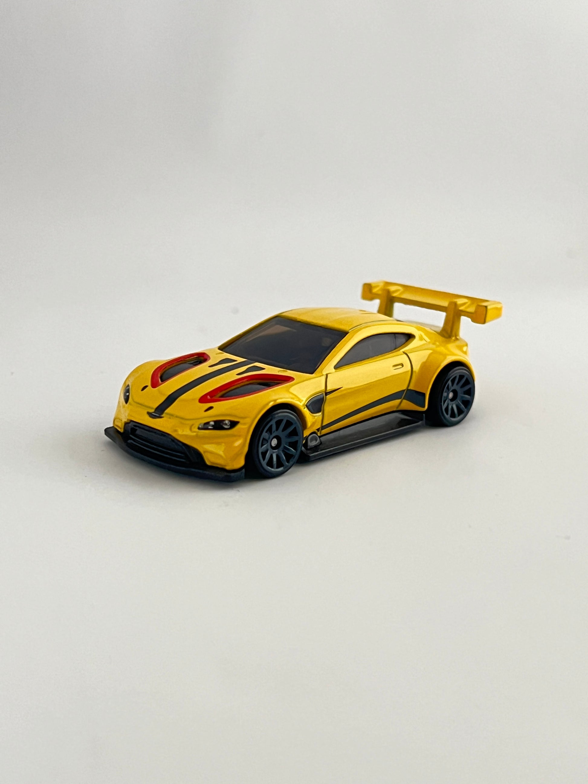 ASTON MARTIN VANTAGE GTE- UNCARDED - MINT - Its Fun- Hot wheels - matchbox - diecast