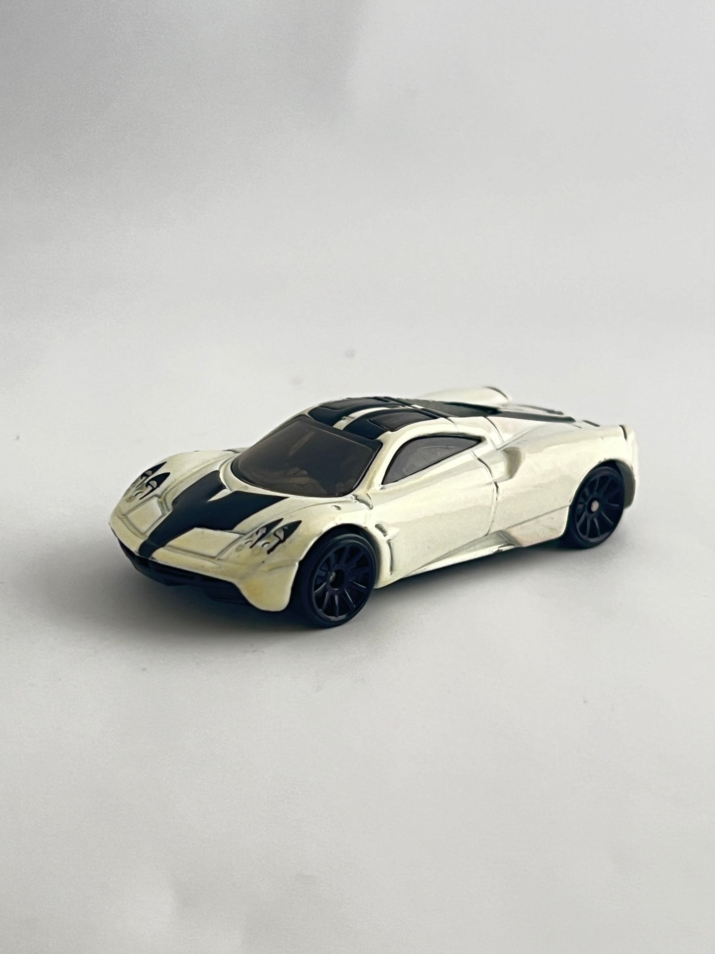 PAGANI HYUARA - IVORY -- UNCARDED - MINT CONDITION - Its Fun- Hot wheels - matchbox - diecast