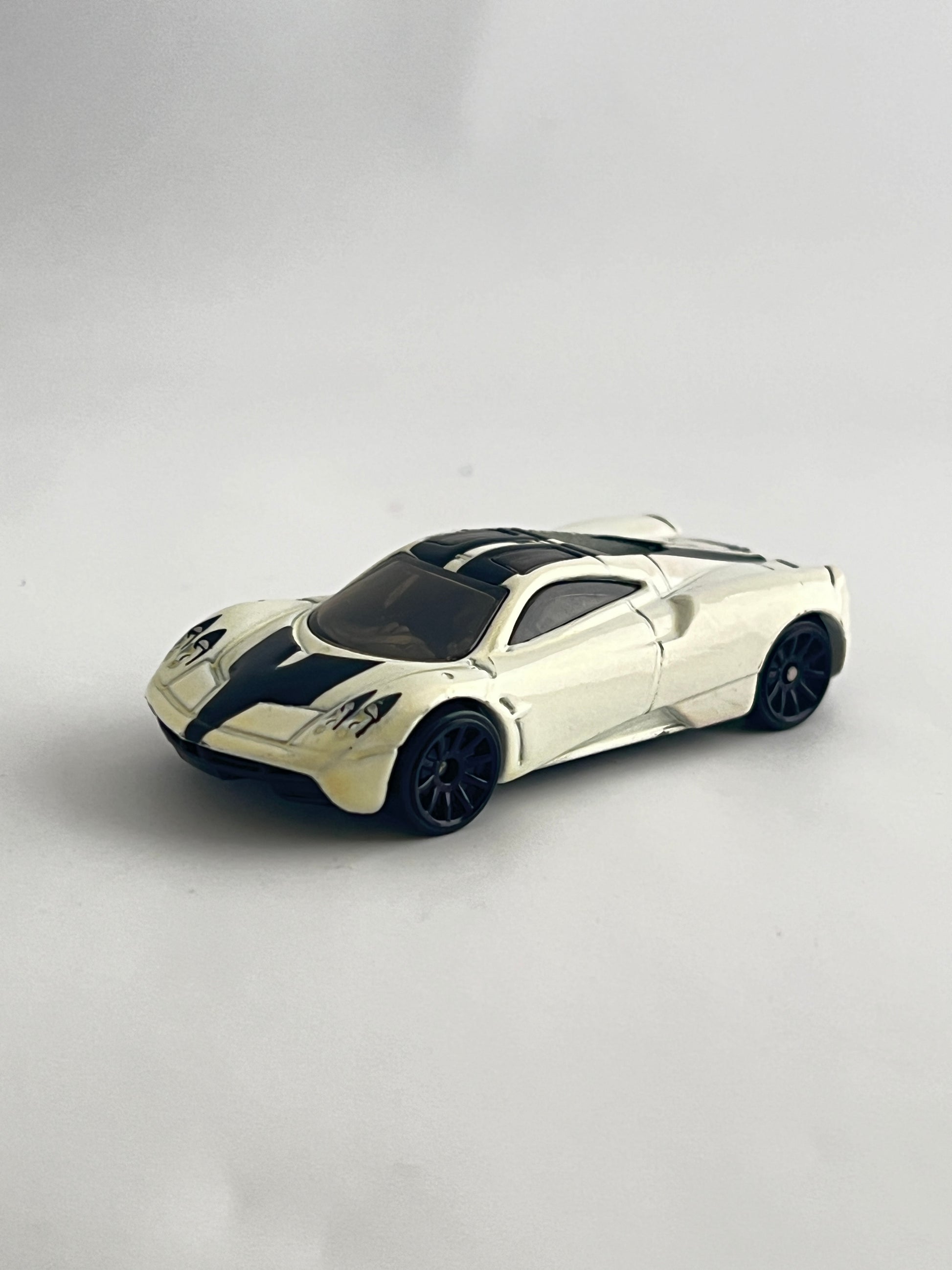 PAGANI HYUARA - IVORY -- UNCARDED - MINT CONDITION - Its Fun- Hot wheels - matchbox - diecast