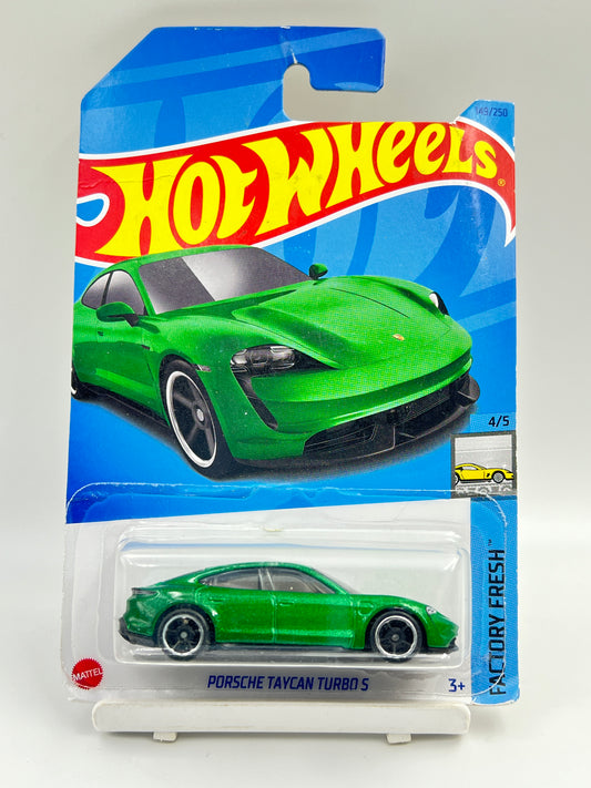 HOOK CREASE - IMPORTED - HOT WHEELS -  PORSCHE TAYCAN TURBO S - GREEN - 4E