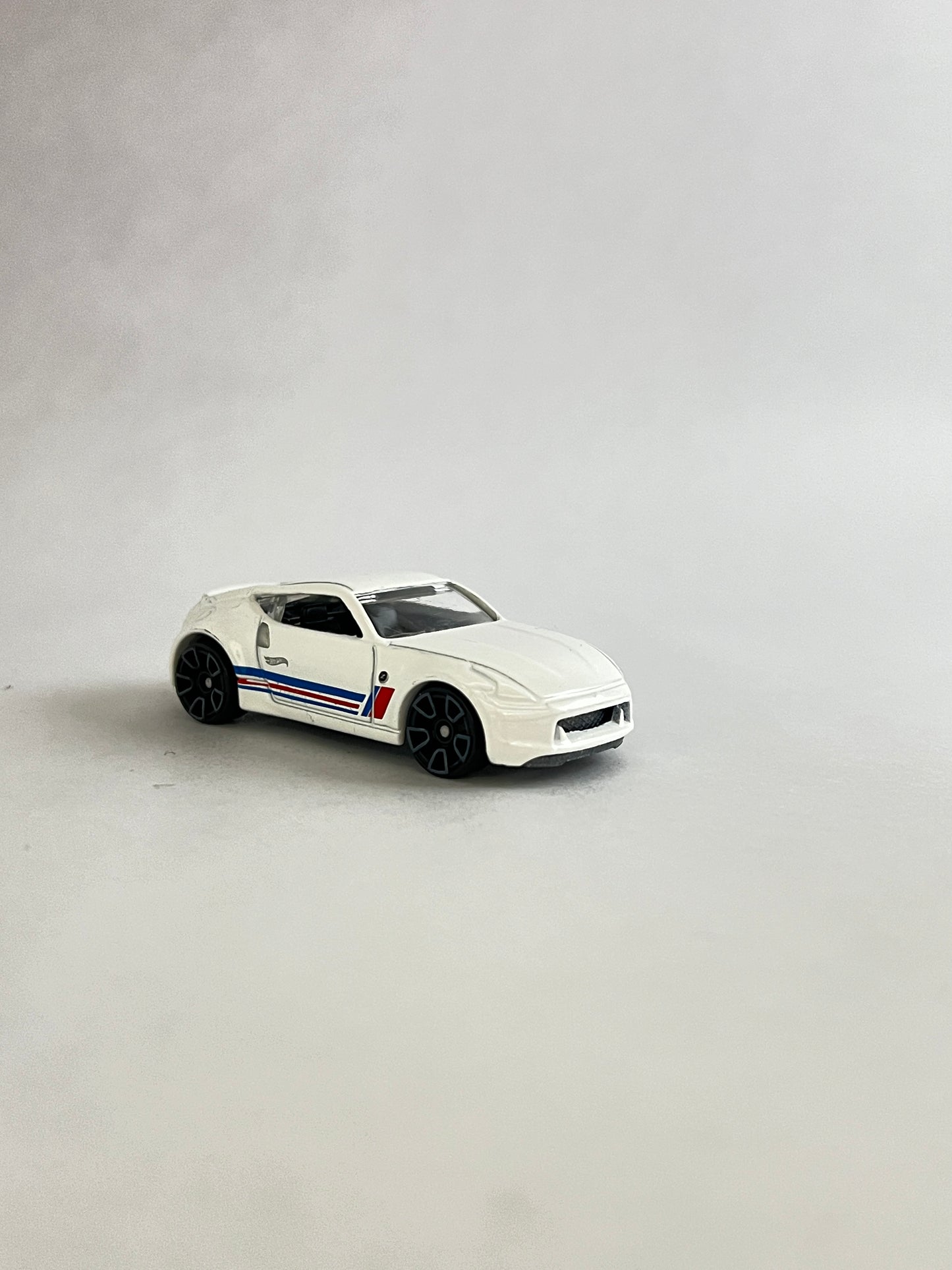 UNCARDED - NISSAN 370Z - WHITE - Its Fun- Hot wheels - matchbox - diecast