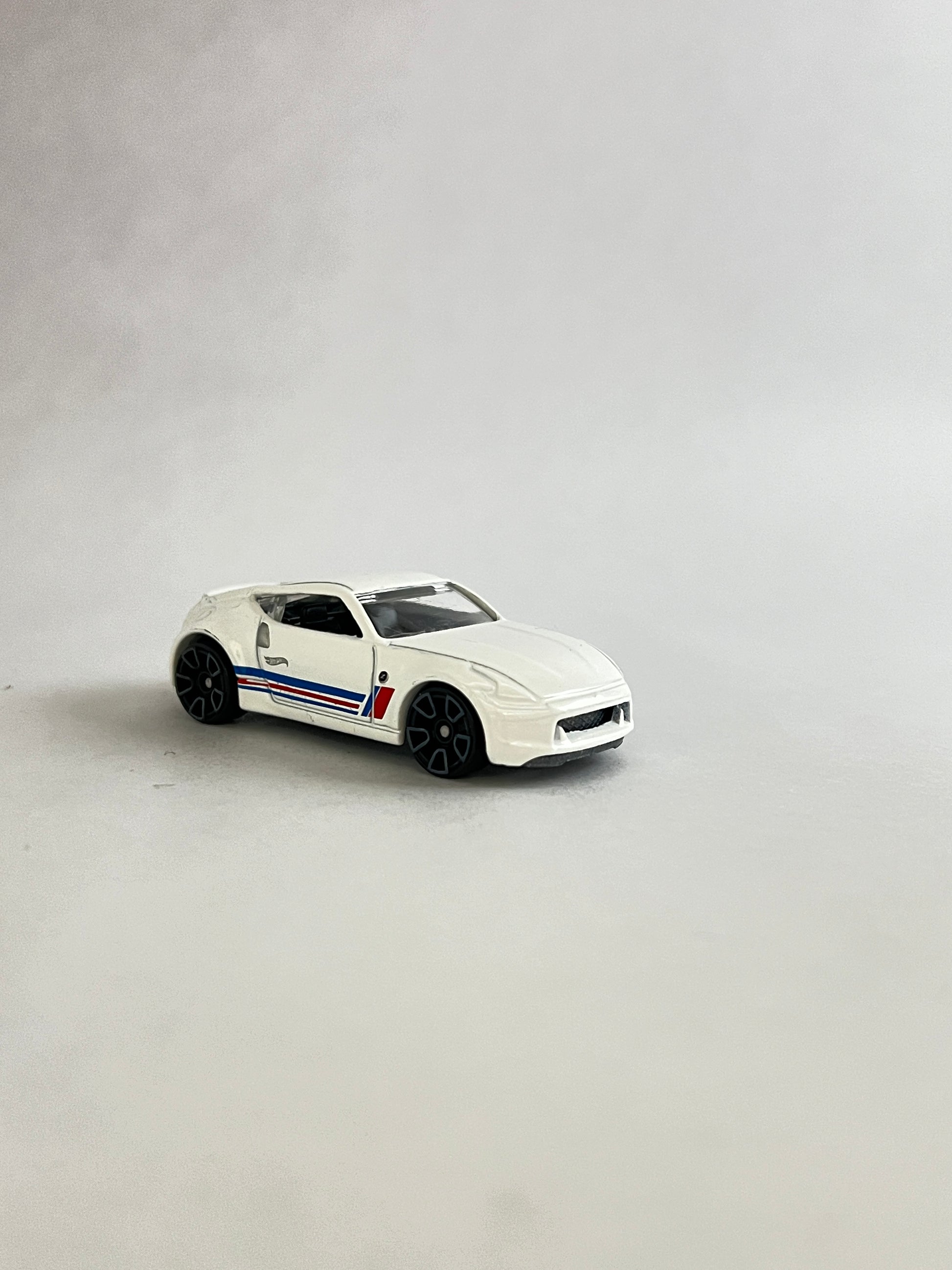 UNCARDED - NISSAN 370Z - WHITE - Its Fun- Hot wheels - matchbox - diecast