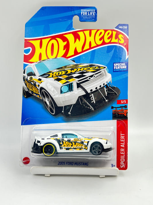 MILD CREASE - IMPORTED - HOT WHEELS -  2005 FORD MUSTANG - 1C