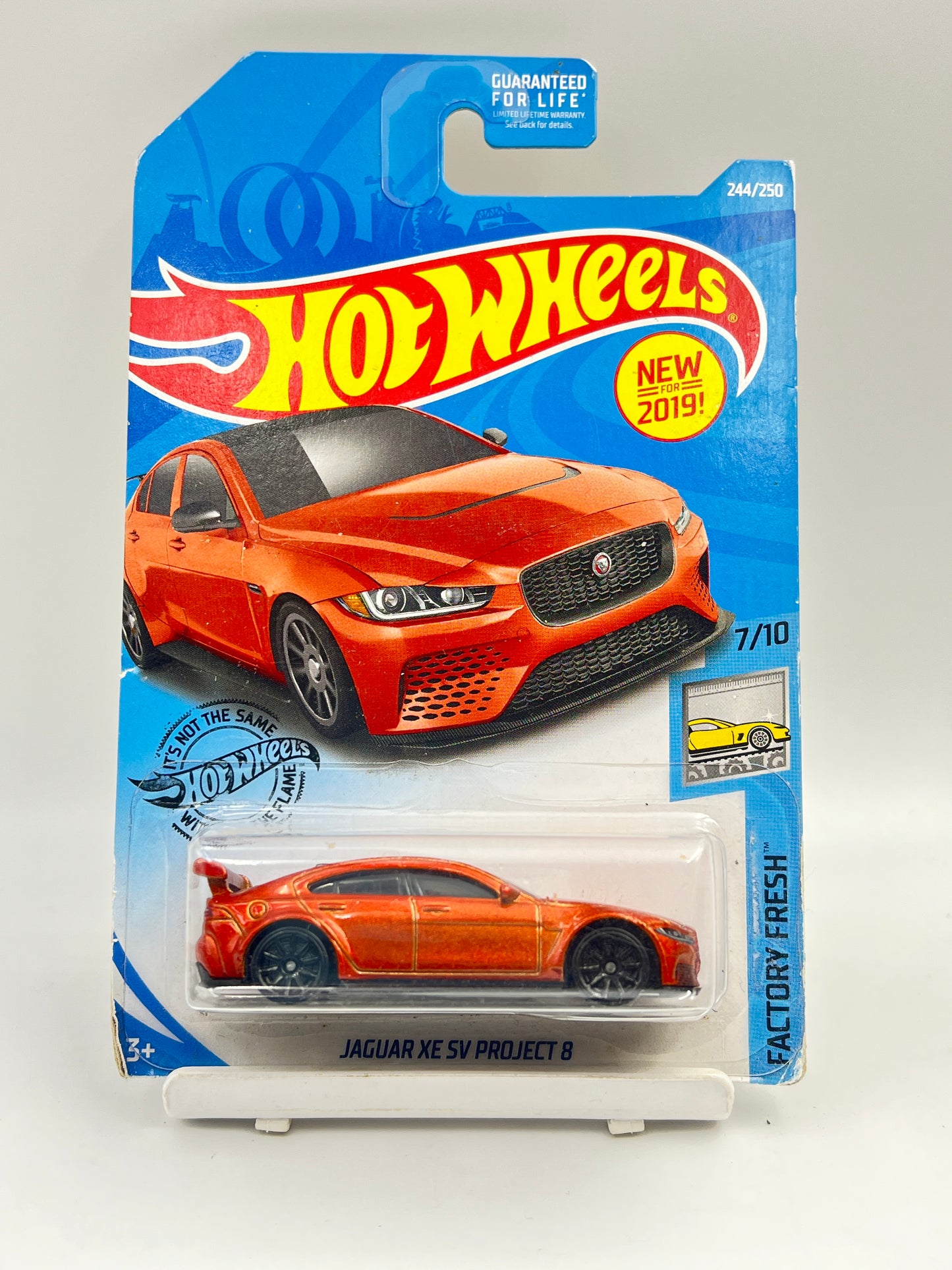 SOFT CORNERS - IMPORTED - HOT WHEELS -  JAGUAR XE SV PROJECT 8 - 3B