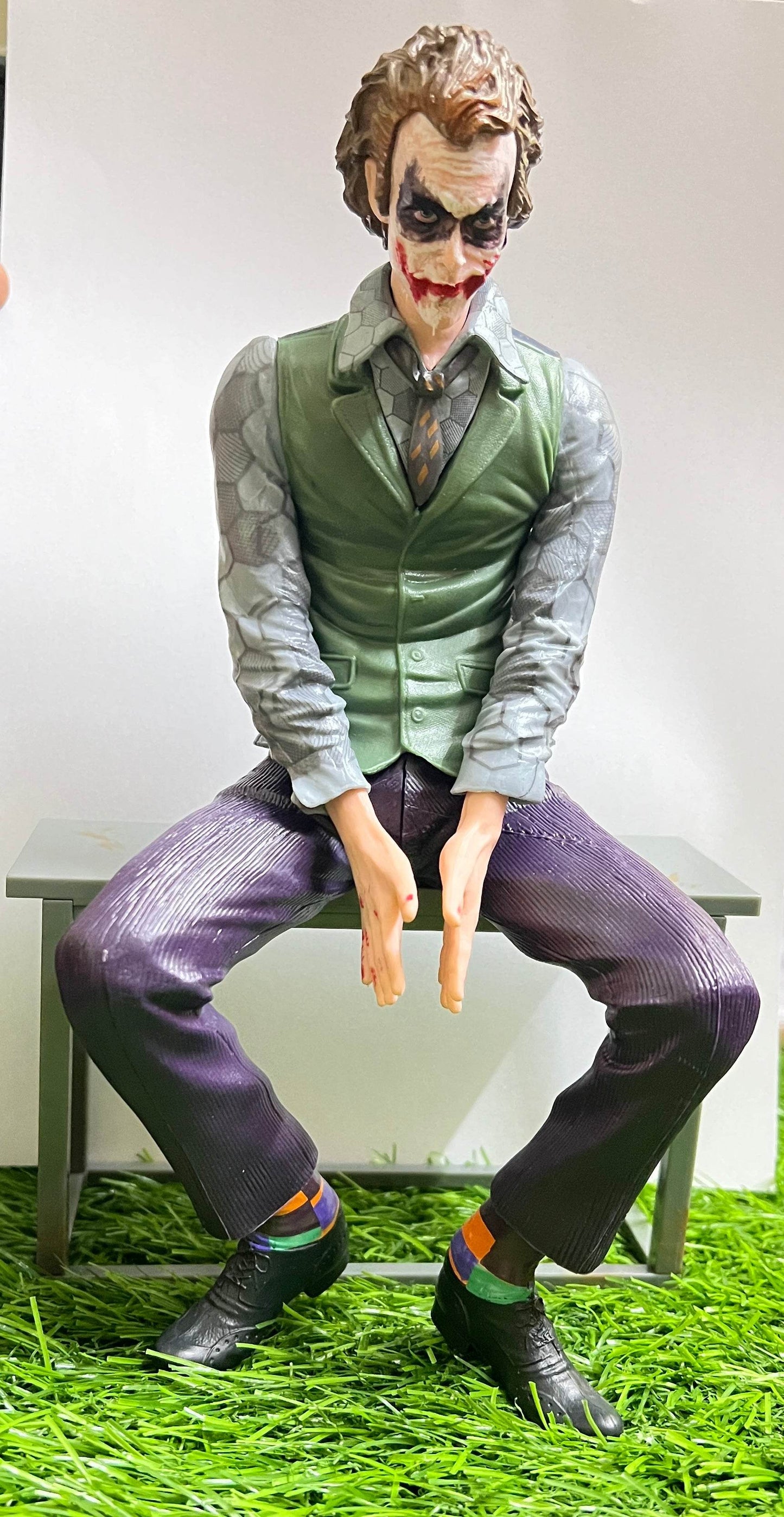 THE DARK KNIGHT JOKER FIGURINE WITH DIY BENCH AND MASK - Its Fun