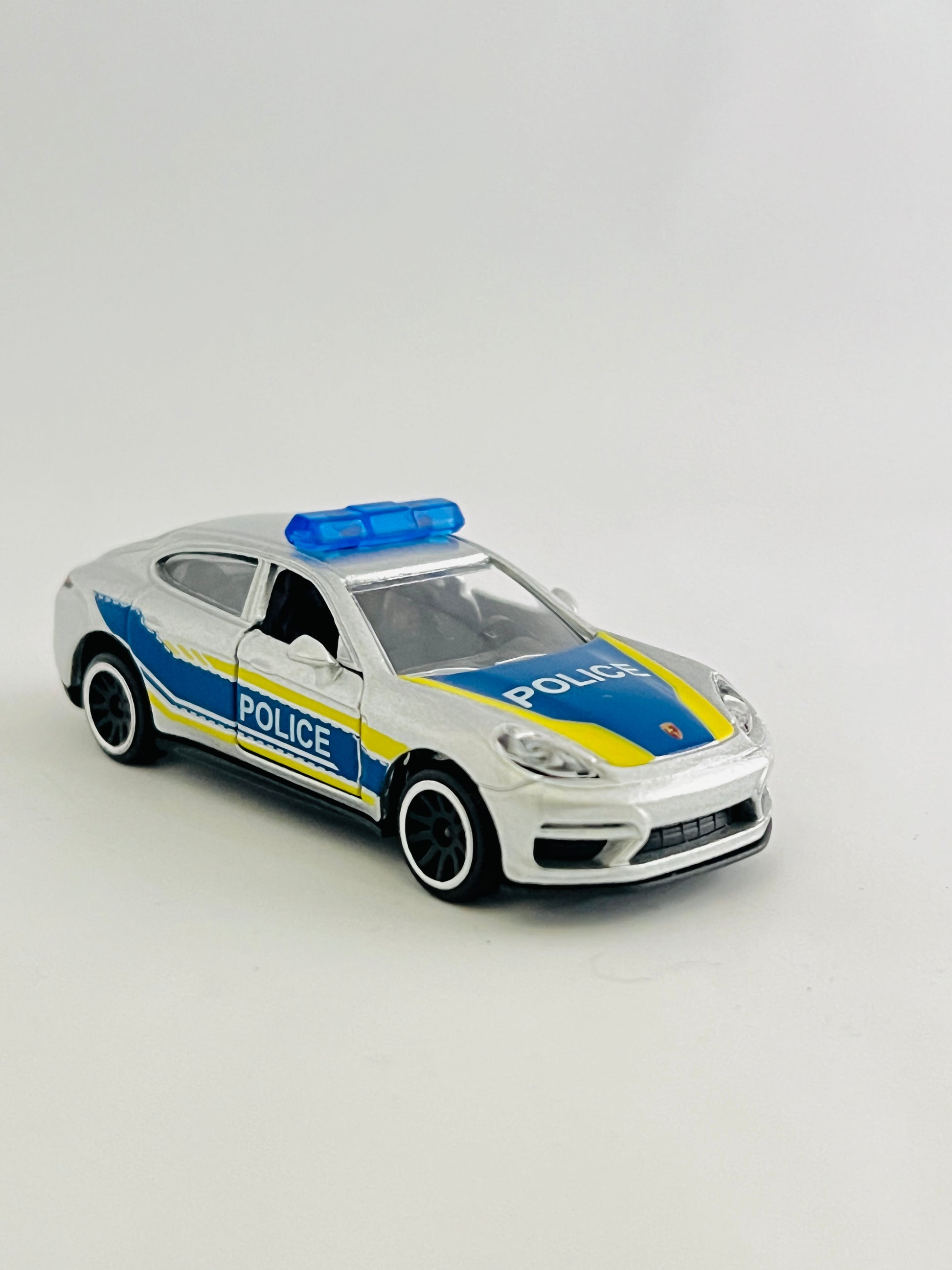 UNCARDED - MAJORETTE PORSCHE PANAMERA TURBO MOVING PARTS WITH SUSPENSION - Its Fun- Hot wheels - matchbox - diecast