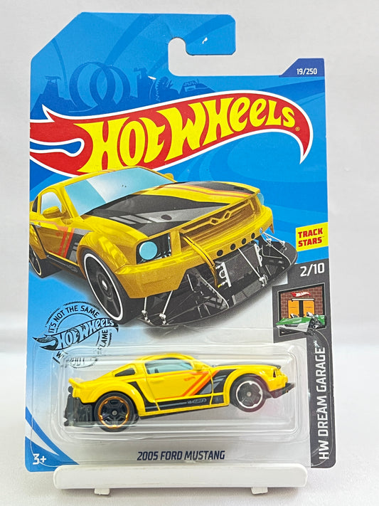 HOT WHEELS - 2005 FORD MUSTANG - WITH SPECIAL FEATURE - 6C