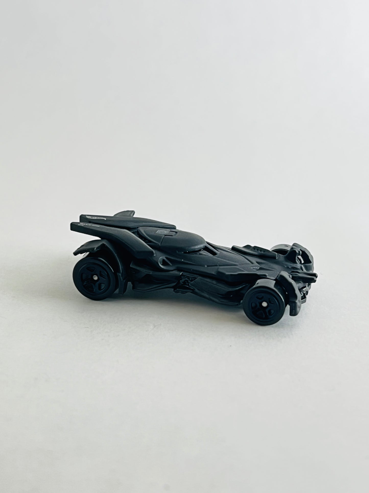 UNCARDED - JUSTICE LEAGUE BATMOBILE - Its Fun- Hot wheels - matchbox - diecast
