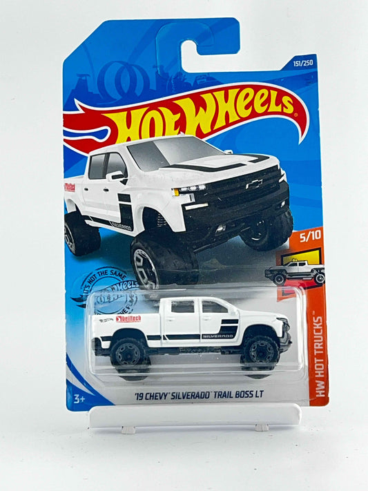 19 CHEVY SILVERADO TRAIL BOSS LT -WHITE - 4D