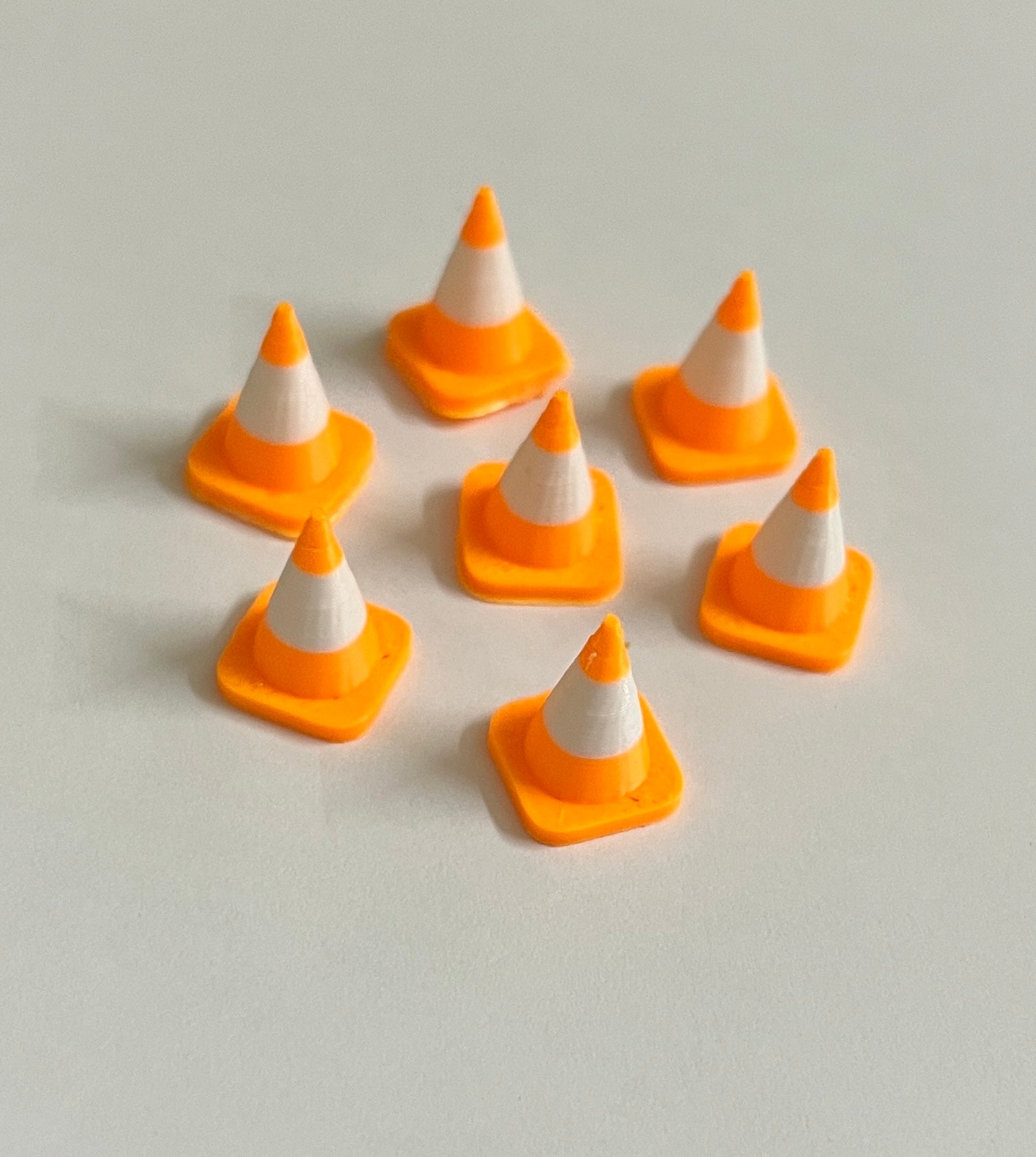 ORANGE COLOR - TRAFFIC CONES FOR DIAROMAS AND DECORATION - SET OF 10 PIECES - Its Fun- Hot wheels - matchbox - diecast
