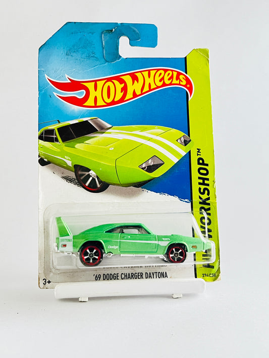 69 DODGE CHARGER DAYTONA - GREEN - MILD CREASE AND OLD CARD - 1C - Its Fun- Hot wheels - matchbox - diecast