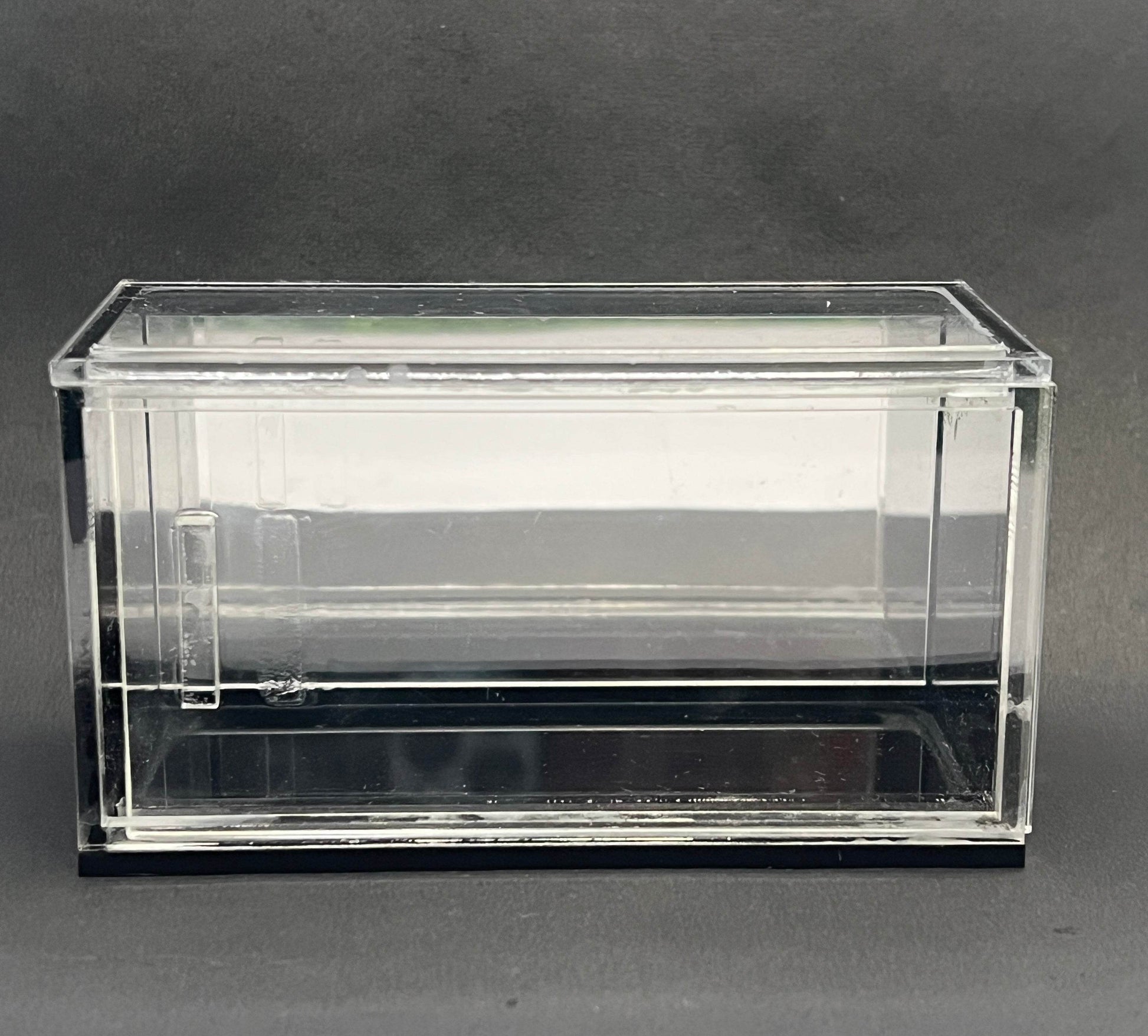 SLIDING DOOR CASE WITH MIRROR BACKGROUND FOR 1:64 CARS - Its Fun