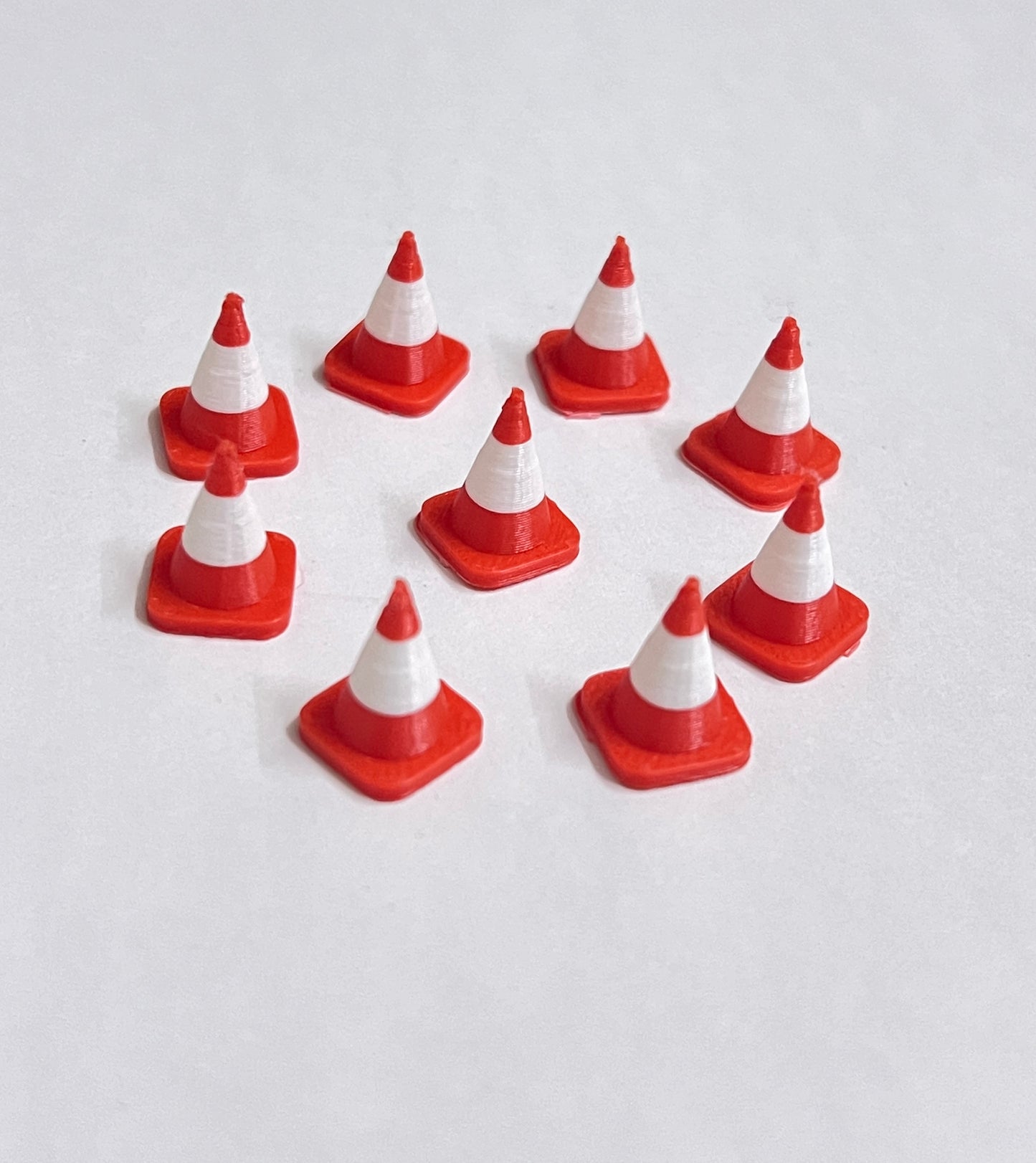RED COLOR - TRAFFIC CONES FOR DIAROMAS AND DECORATION - SET OF 10 PIECES - Its Fun- Hot wheels - matchbox - diecast