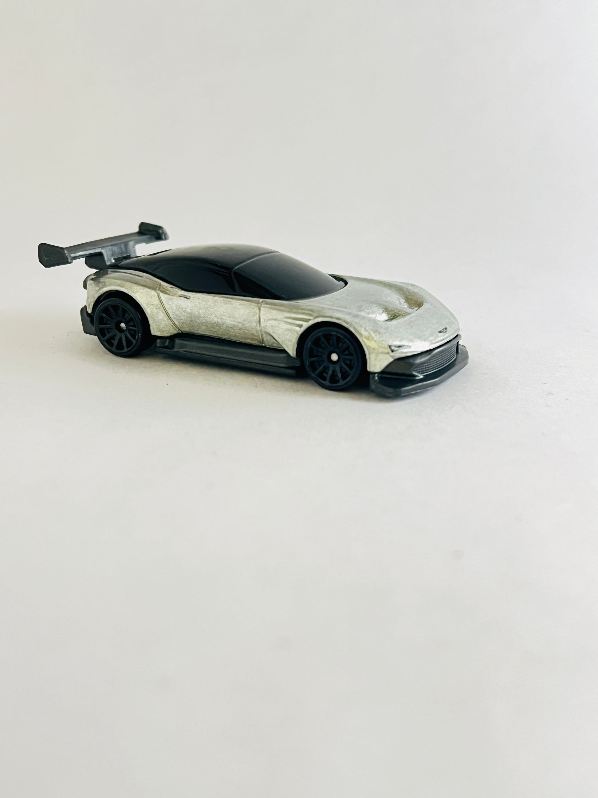 ZAMAC - UNCARDED - ASTON MARTIN VULCAN - Its Fun- Hot wheels - matchbox - diecast