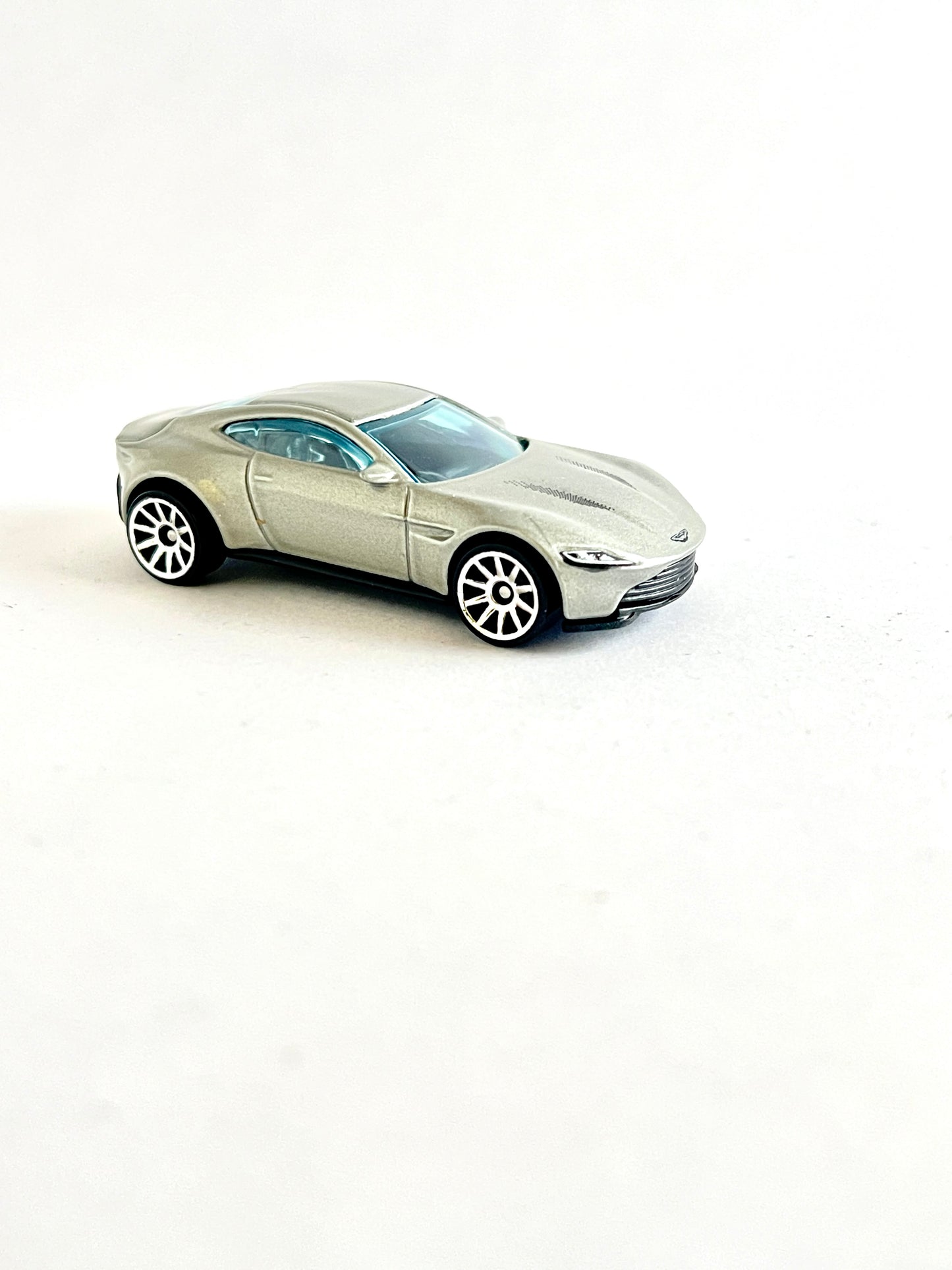 UNCARDED - ASTON MARTIN DB10 - NEW - Its Fun- Hot wheels - matchbox - diecast