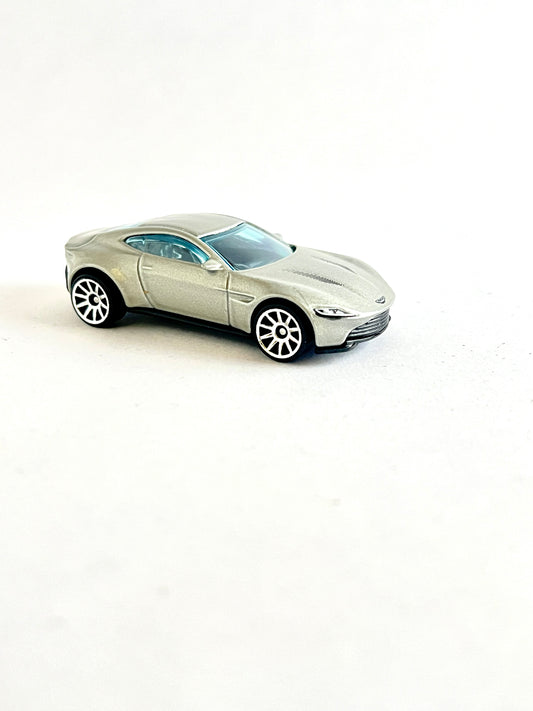 UNCARDED - ASTON MARTIN DB10 - NEW - Its Fun- Hot wheels - matchbox - diecast