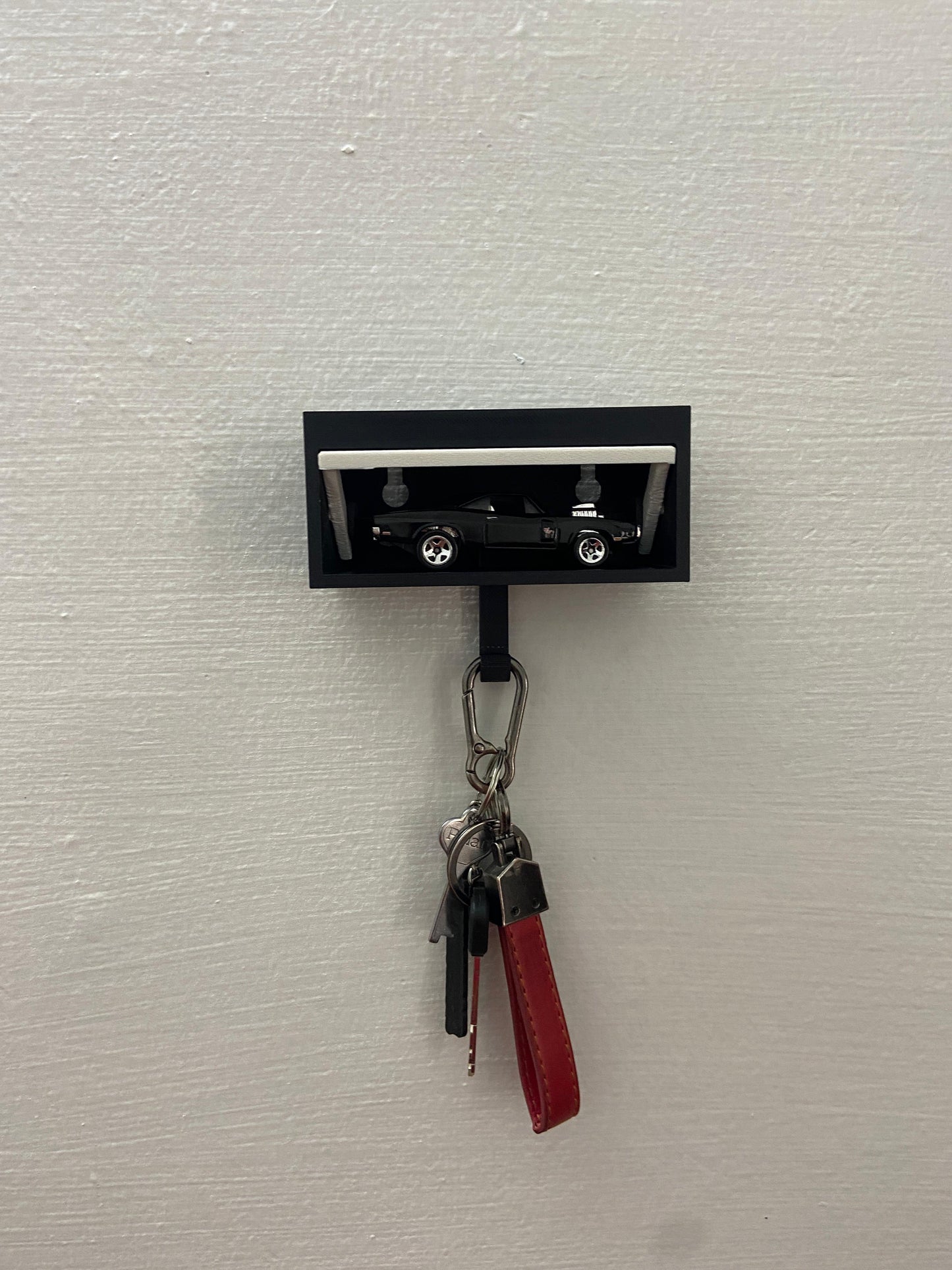 3D PRINTED GARAGE KEY HOLDER WITH OPENABLE DOOR - BLACK/WHITE - Its Fun- Hot wheels - matchbox - diecast