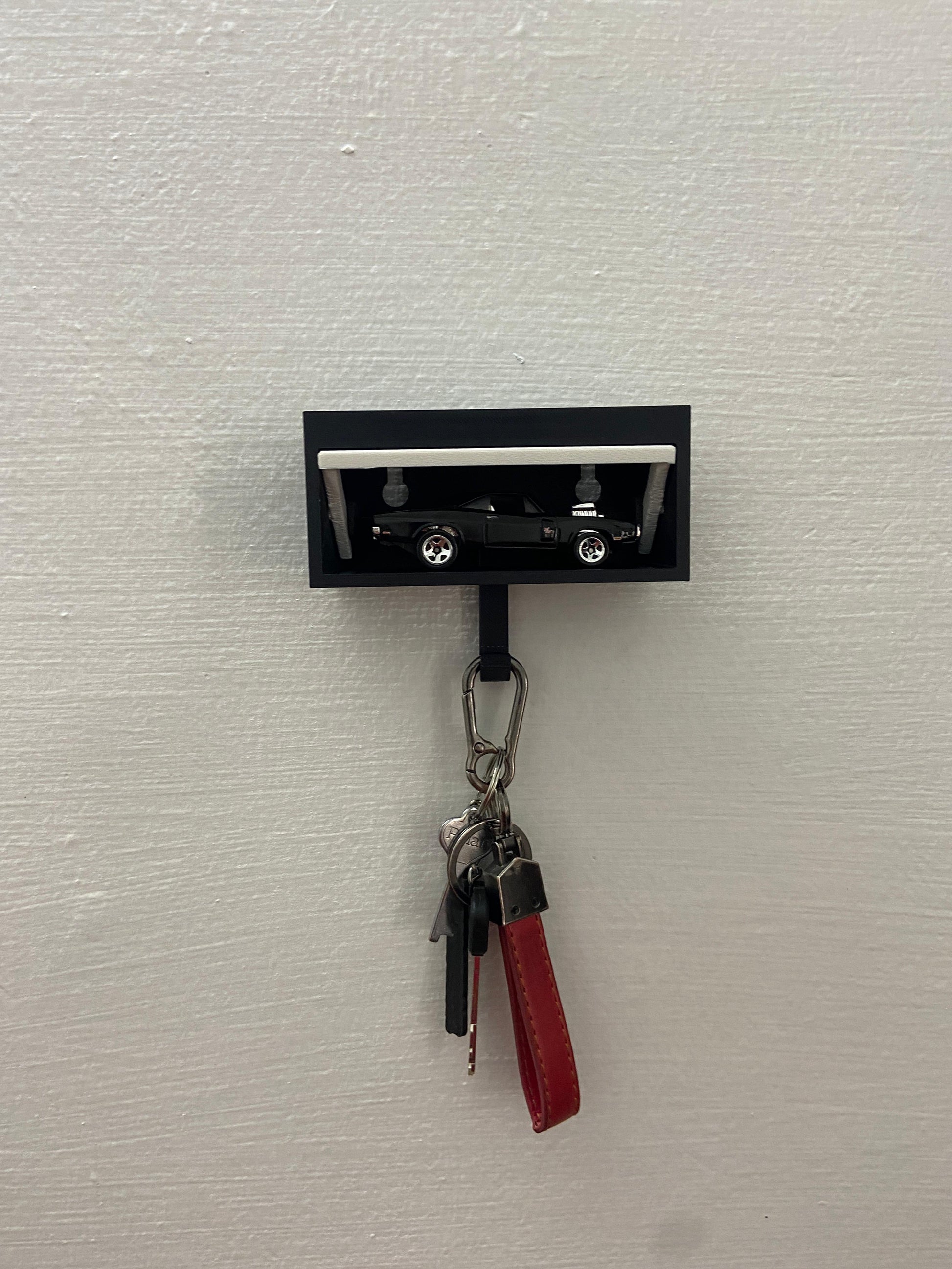 3D PRINTED GARAGE KEY HOLDER WITH OPENABLE DOOR - BLACK/WHITE - Its Fun- Hot wheels - matchbox - diecast