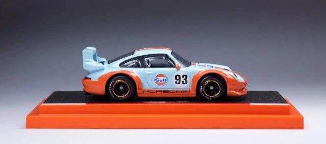 VERY LIMITED EDITION - 00894/06000 - GULF PORSCHE 993 GT2 - MILD CORNER CRACK IN ACRYLIC CASE - B8